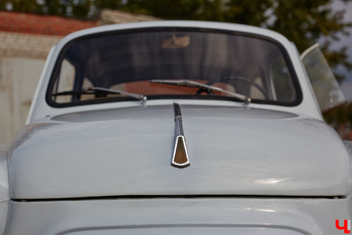 Артем Зинин коллекционирует советские запорожцы разных лет выпуска. Сейчас у него четыре легендарных автомобиля. Как минимум два из них он постоянно эксплуатирует. Длина пути не смущает: на малолитражках владимирец путешествовал в Крым, а в этом году доехал до Минска. И везде его машины с ревущим мотором в центре внимания.