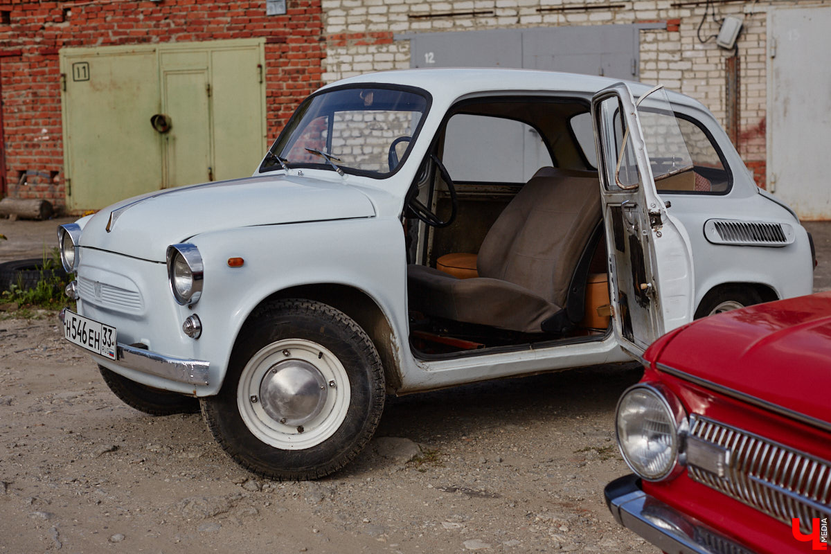 Артем Зинин коллекционирует советские запорожцы разных лет выпуска. Сейчас у него четыре легендарных автомобиля. Как минимум два из них он постоянно эксплуатирует. Длина пути не смущает: на малолитражках владимирец путешествовал в Крым, а в этом году доехал до Минска. И везде его машины с ревущим мотором в центре внимания.