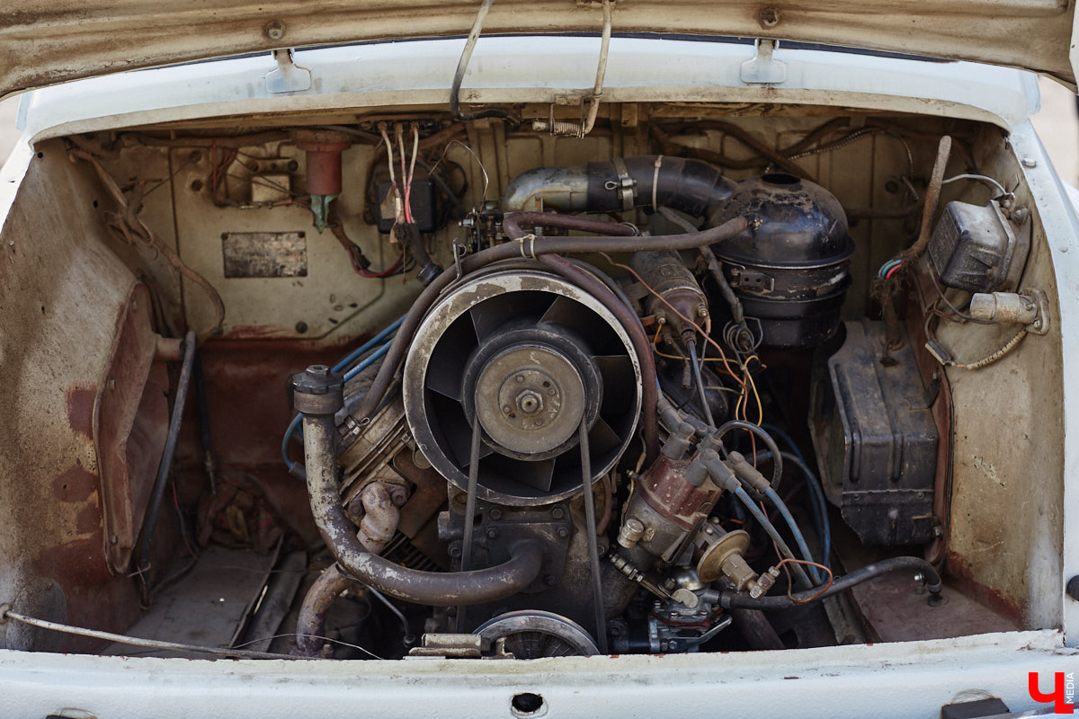 Артем Зинин коллекционирует советские запорожцы разных лет выпуска. Сейчас у него четыре легендарных автомобиля. Как минимум два из них он постоянно эксплуатирует. Длина пути не смущает: на малолитражках владимирец путешествовал в Крым, а в этом году доехал до Минска. И везде его машины с ревущим мотором в центре внимания.