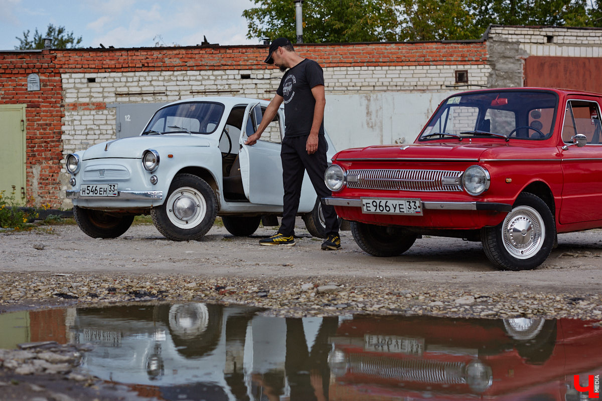 Артем Зинин коллекционирует советские запорожцы разных лет выпуска. Сейчас у него четыре легендарных автомобиля. Как минимум два из них он постоянно эксплуатирует. Длина пути не смущает: на малолитражках владимирец путешествовал в Крым, а в этом году доехал до Минска. И везде его машины с ревущим мотором в центре внимания.
