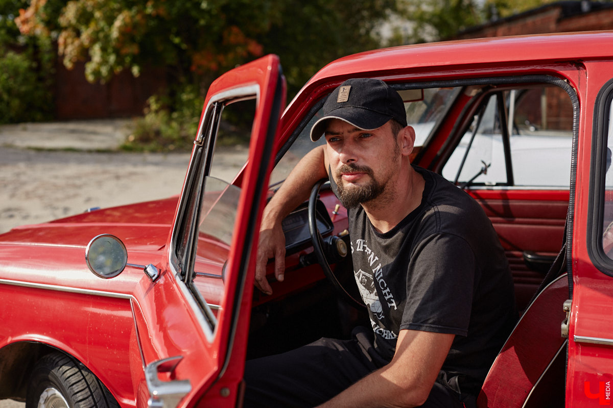 Артем Зинин коллекционирует советские запорожцы разных лет выпуска. Сейчас у него четыре легендарных автомобиля. Как минимум два из них он постоянно эксплуатирует. Длина пути не смущает: на малолитражках владимирец путешествовал в Крым, а в этом году доехал до Минска. И везде его машины с ревущим мотором в центре внимания.