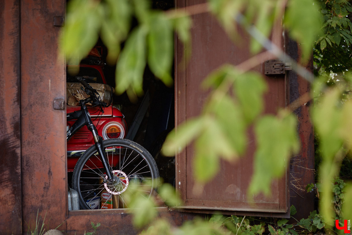 Артем Зинин коллекционирует советские запорожцы разных лет выпуска. Сейчас у него четыре легендарных автомобиля. Как минимум два из них он постоянно эксплуатирует. Длина пути не смущает: на малолитражках владимирец путешествовал в Крым, а в этом году доехал до Минска. И везде его машины с ревущим мотором в центре внимания.