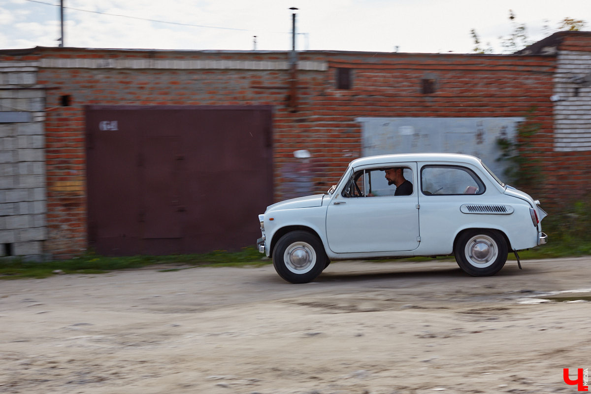 Артем Зинин коллекционирует советские запорожцы разных лет выпуска. Сейчас у него четыре легендарных автомобиля. Как минимум два из них он постоянно эксплуатирует. Длина пути не смущает: на малолитражках владимирец путешествовал в Крым, а в этом году доехал до Минска. И везде его машины с ревущим мотором в центре внимания.
