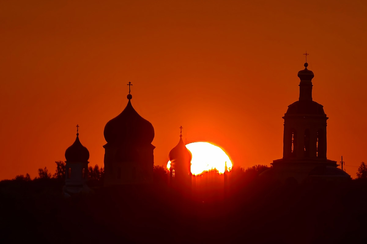 Небеса умеют удивлять! Чего только стоит полярное сияние, временами окрашивающее купол над головой в Ковровском районе. В конце лета жители области также могли наблюдать несколько чарующих явлений — самые интересные «Ключ-Медиа» осветил в обзоре.