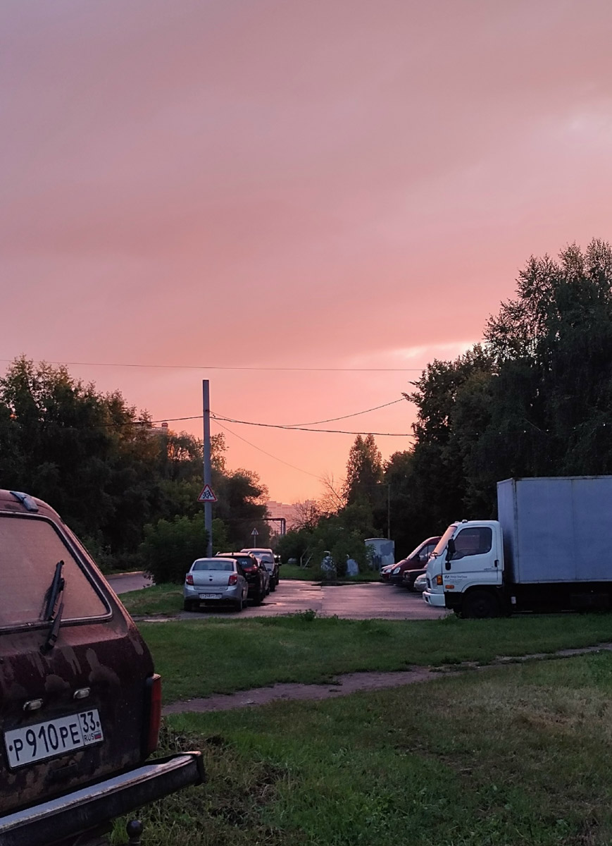 Небеса умеют удивлять! Чего только стоит полярное сияние, временами окрашивающее купол над головой в Ковровском районе. В конце лета жители области также могли наблюдать несколько чарующих явлений — самые интересные «Ключ-Медиа» осветил в обзоре.