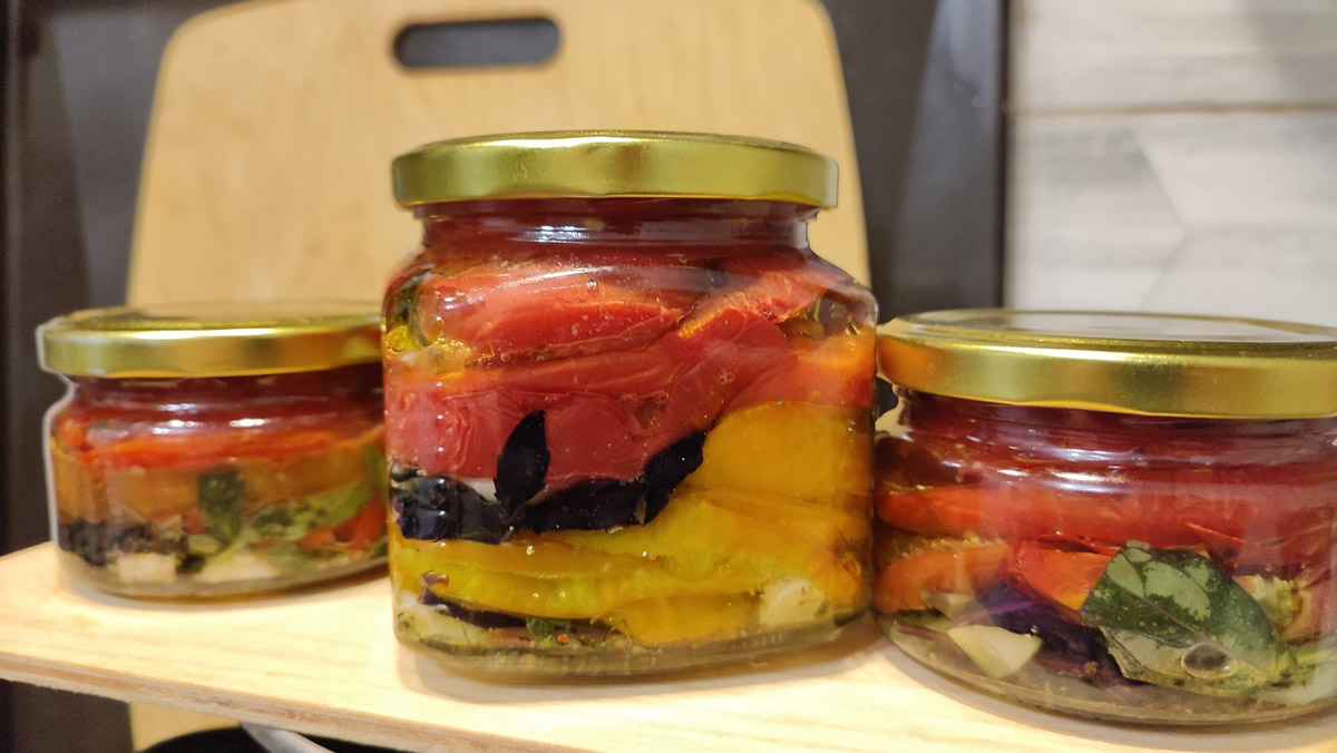 Жители Владимирской области подводят дачные итоги прошедшего лета. И они заставляют не на шутку удивиться! На участках в регионе взрастили настоящую экзотику в виде персиков и арбузов, а также собрали плоды самых непривычных размеров.