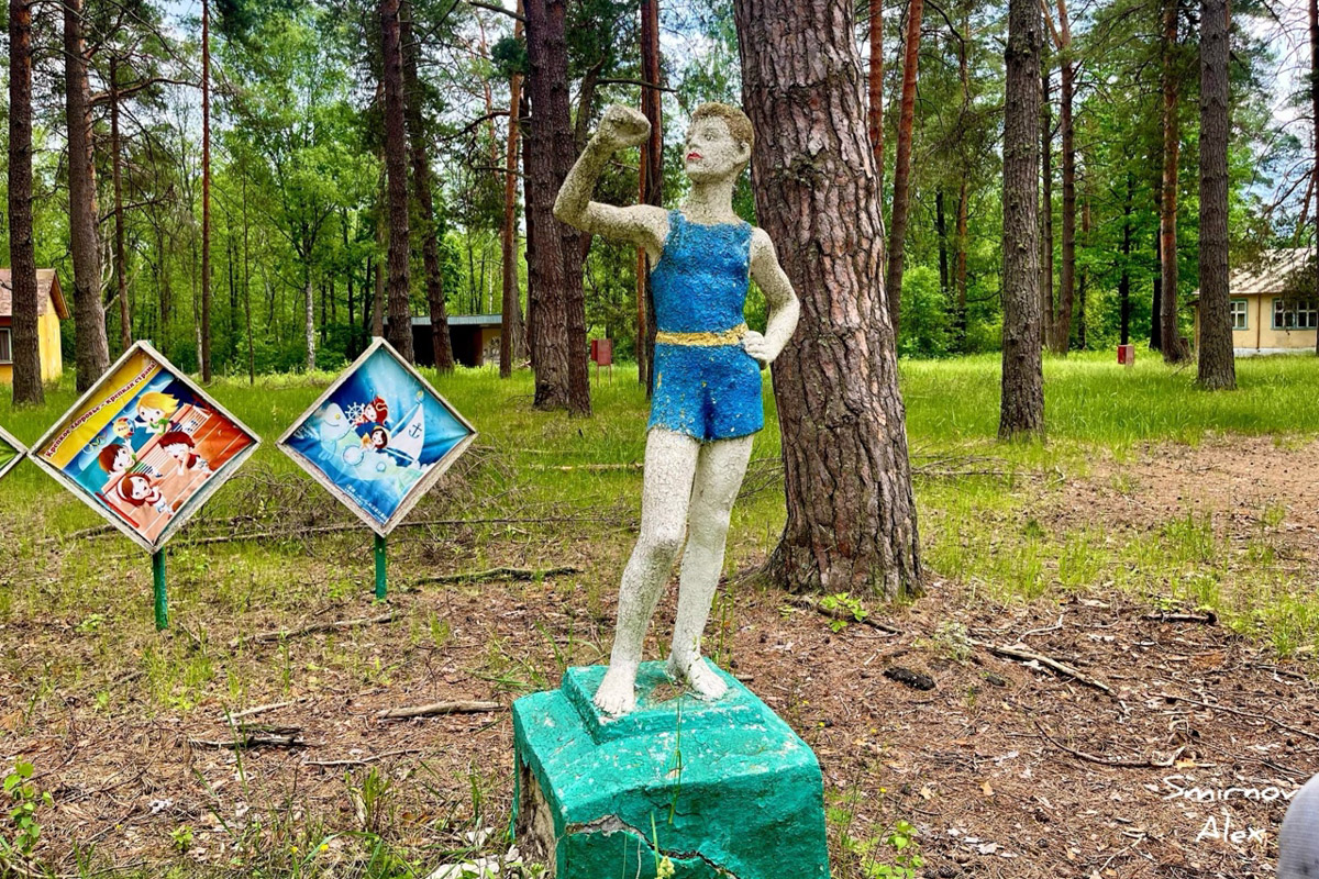 На счету у местного индустриального туриста Алексея Смирнова масса исследованных мест. Есть среди них и заброшенные пионерлагеря Владимирской области. Нашему герою удалось пройтись по территориям, где еще стоят скульптурные композиции, напоминающие о беззаботном лете.