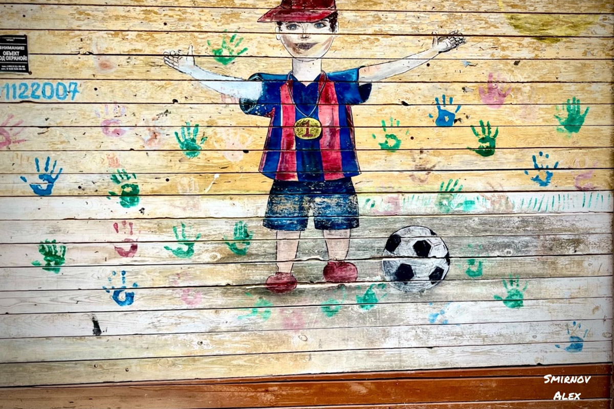 На счету у местного индустриального туриста Алексея Смирнова масса исследованных мест. Есть среди них и заброшенные пионерлагеря Владимирской области. Нашему герою удалось пройтись по территориям, где еще стоят скульптурные композиции, напоминающие о беззаботном лете.