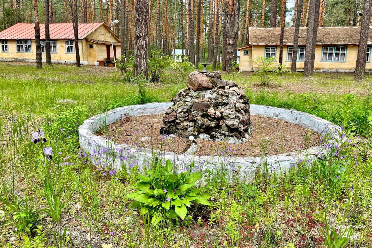 На счету у местного индустриального туриста Алексея Смирнова масса исследованных мест. Есть среди них и заброшенные пионерлагеря Владимирской области. Нашему герою удалось пройтись по территориям, где еще стоят скульптурные композиции, напоминающие о беззаботном лете.