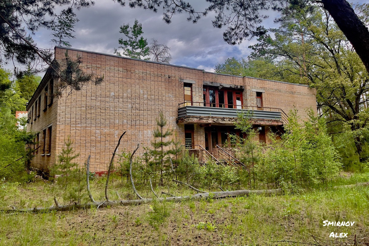 На счету у местного индустриального туриста Алексея Смирнова масса исследованных мест. Есть среди них и заброшенные пионерлагеря Владимирской области. Нашему герою удалось пройтись по территориям, где еще стоят скульптурные композиции, напоминающие о беззаботном лете.