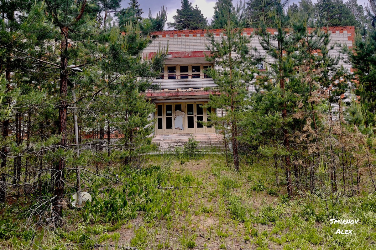 На счету у местного индустриального туриста Алексея Смирнова масса исследованных мест. Есть среди них и заброшенные пионерлагеря Владимирской области. Нашему герою удалось пройтись по территориям, где еще стоят скульптурные композиции, напоминающие о беззаботном лете.