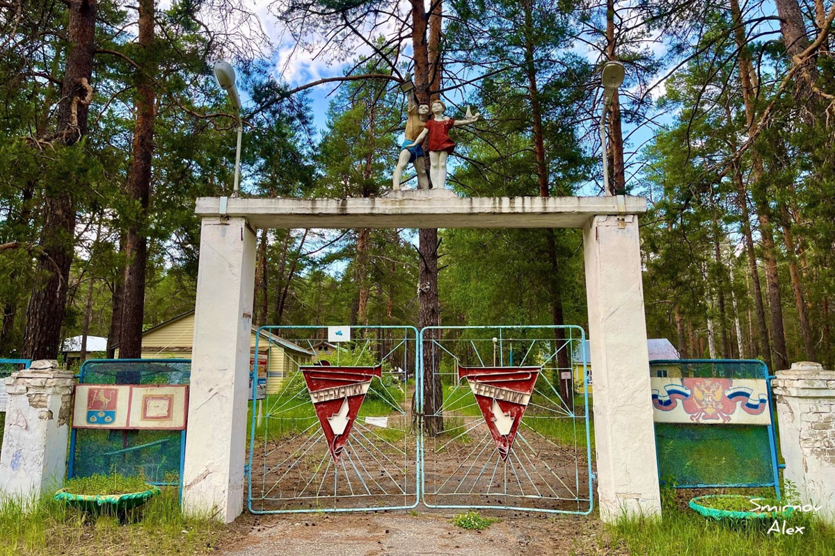 На счету у местного индустриального туриста Алексея Смирнова масса исследованных мест. Есть среди них и заброшенные пионерлагеря Владимирской области. Нашему герою удалось пройтись по территориям, где еще стоят скульптурные композиции, напоминающие о беззаботном лете.