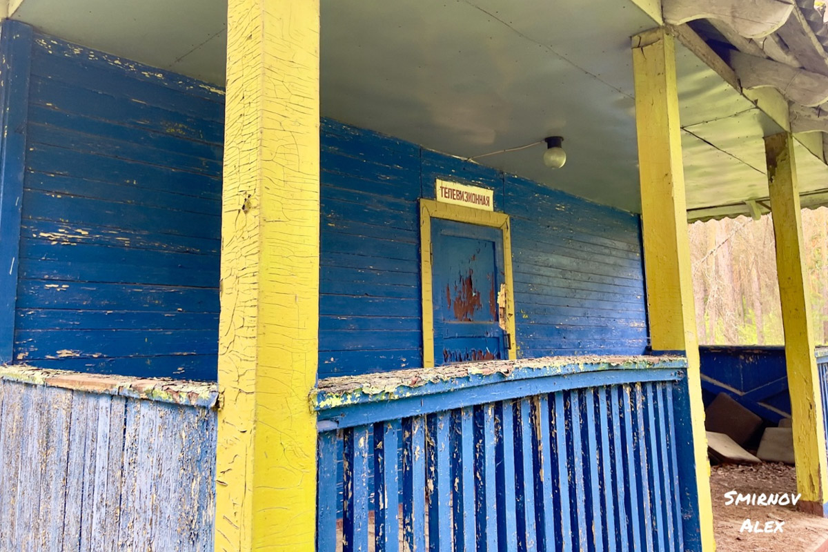 На счету у местного индустриального туриста Алексея Смирнова масса исследованных мест. Есть среди них и заброшенные пионерлагеря Владимирской области. Нашему герою удалось пройтись по территориям, где еще стоят скульптурные композиции, напоминающие о беззаботном лете.