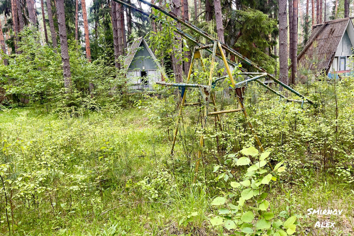 На счету у местного индустриального туриста Алексея Смирнова масса исследованных мест. Есть среди них и заброшенные пионерлагеря Владимирской области. Нашему герою удалось пройтись по территориям, где еще стоят скульптурные композиции, напоминающие о беззаботном лете.