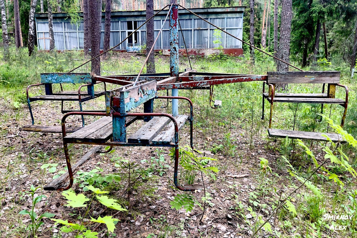 На счету у местного индустриального туриста Алексея Смирнова масса исследованных мест. Есть среди них и заброшенные пионерлагеря Владимирской области. Нашему герою удалось пройтись по территориям, где еще стоят скульптурные композиции, напоминающие о беззаботном лете.