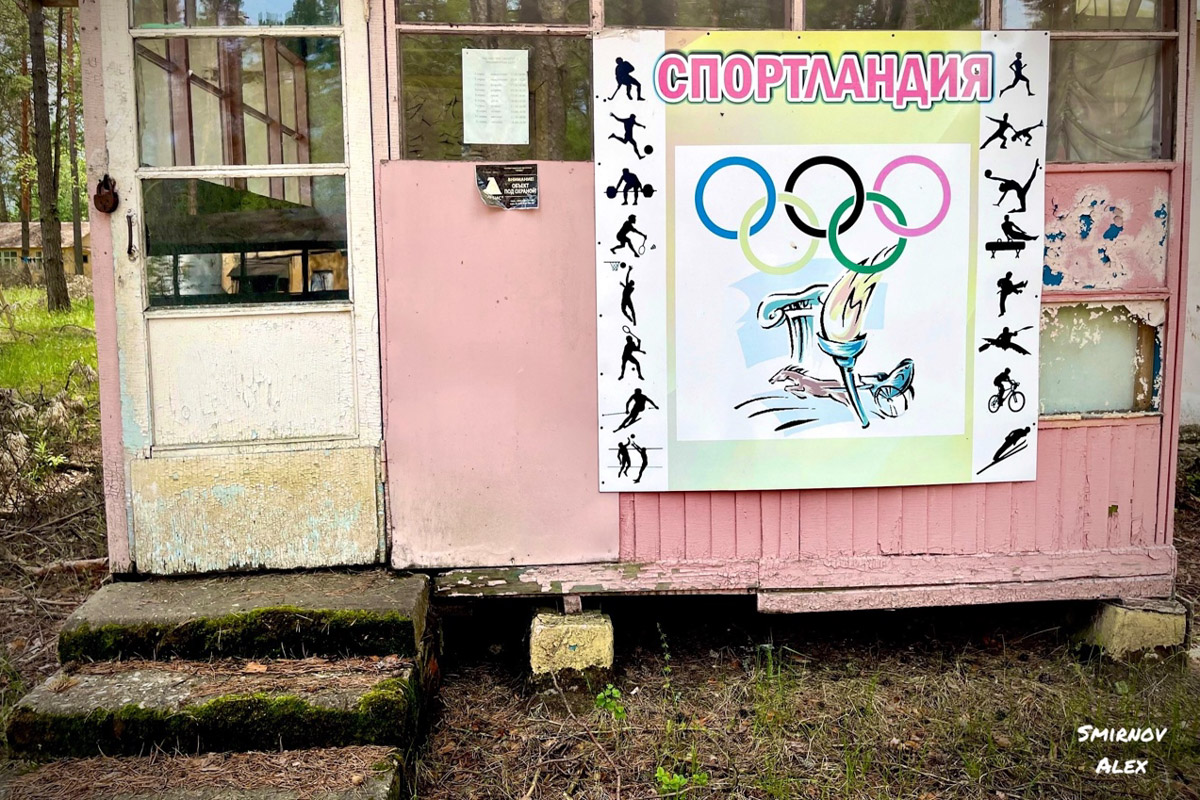 На счету у местного индустриального туриста Алексея Смирнова масса исследованных мест. Есть среди них и заброшенные пионерлагеря Владимирской области. Нашему герою удалось пройтись по территориям, где еще стоят скульптурные композиции, напоминающие о беззаботном лете.