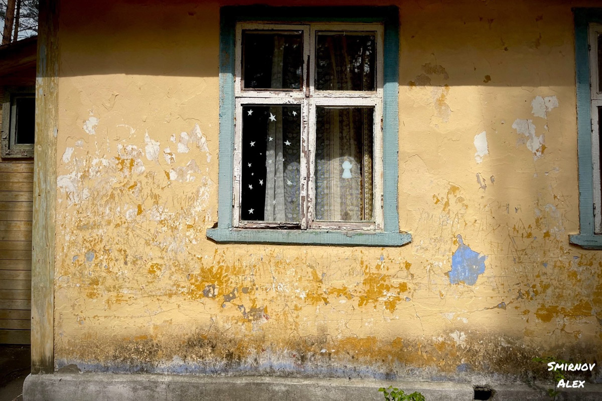 На счету у местного индустриального туриста Алексея Смирнова масса исследованных мест. Есть среди них и заброшенные пионерлагеря Владимирской области. Нашему герою удалось пройтись по территориям, где еще стоят скульптурные композиции, напоминающие о беззаботном лете.