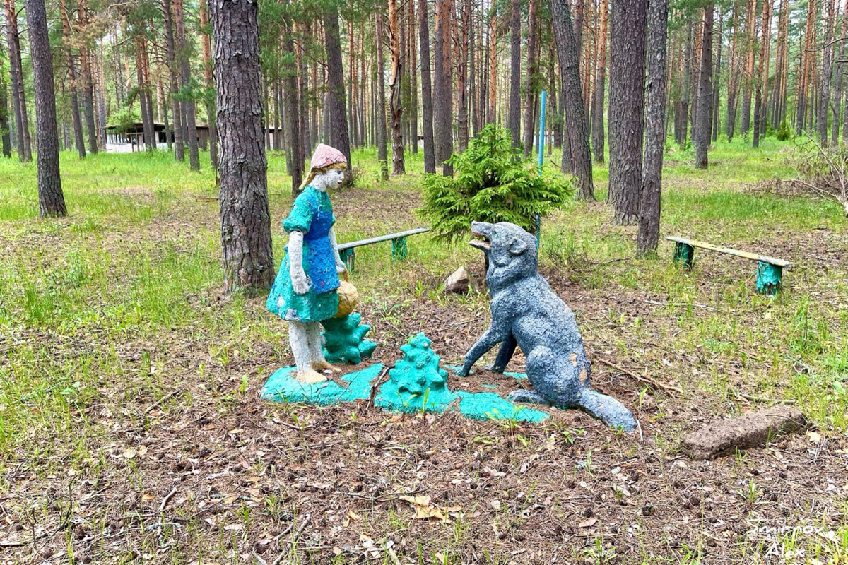 На счету у местного индустриального туриста Алексея Смирнова масса исследованных мест. Есть среди них и заброшенные пионерлагеря Владимирской области. Нашему герою удалось пройтись по территориям, где еще стоят скульптурные композиции, напоминающие о беззаботном лете.