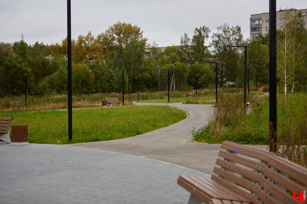 Владимирские улицы не перестают преображаться. В середине лета внешний вид улучшили сразу несколько зон отдыха. На них город, конечно, не остановился. К началу осени ожил еще ряд скверов, а некоторые точки притяжения поставили в режим ожидания.