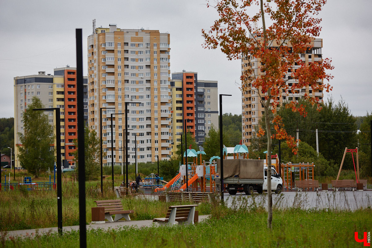 Владимирские улицы не перестают преображаться. В середине лета внешний вид улучшили сразу несколько зон отдыха. На них город, конечно, не остановился. К началу осени ожил еще ряд скверов, а некоторые точки притяжения поставили в режим ожидания.