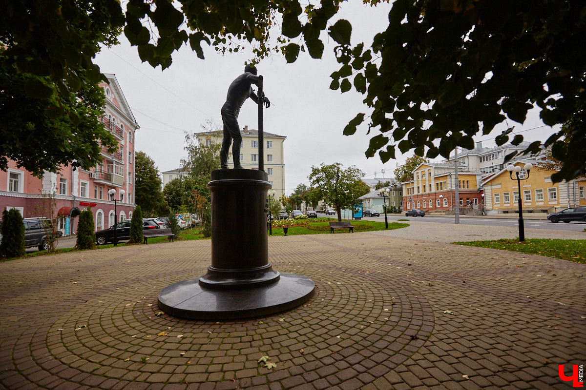 Владимирские улицы не перестают преображаться. В середине лета внешний вид улучшили сразу несколько зон отдыха. На них город, конечно, не остановился. К началу осени ожил еще ряд скверов, а некоторые точки притяжения поставили в режим ожидания.