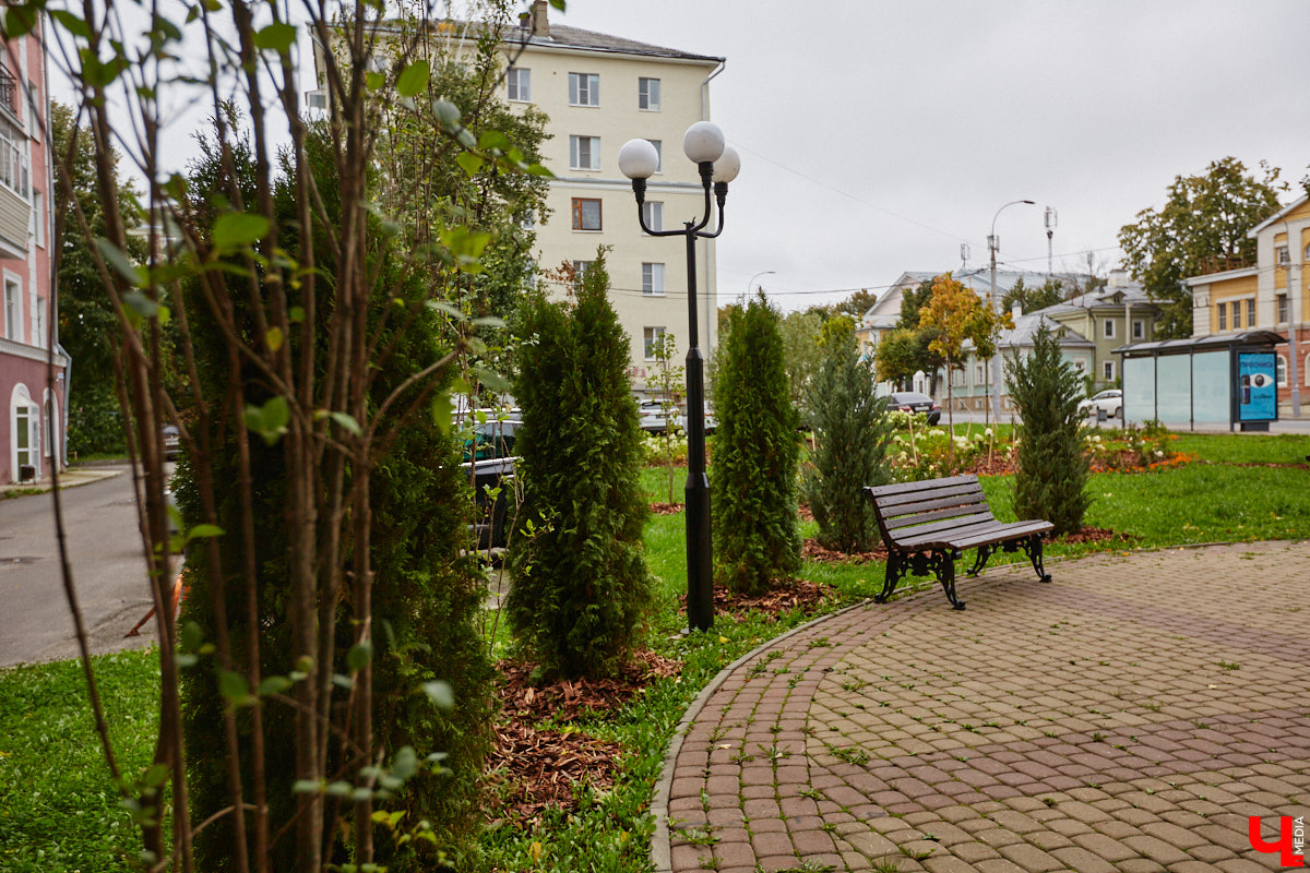 Владимирские улицы не перестают преображаться. В середине лета внешний вид улучшили сразу несколько зон отдыха. На них город, конечно, не остановился. К началу осени ожил еще ряд скверов, а некоторые точки притяжения поставили в режим ожидания.