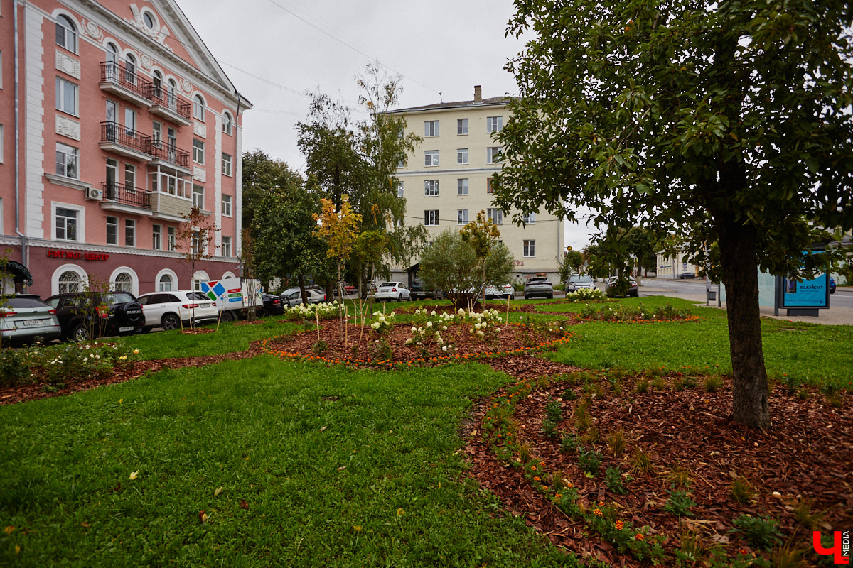Владимирские улицы не перестают преображаться. В середине лета внешний вид улучшили сразу несколько зон отдыха. На них город, конечно, не остановился. К началу осени ожил еще ряд скверов, а некоторые точки притяжения поставили в режим ожидания.