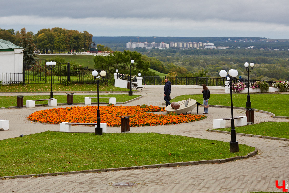 Владимирские улицы не перестают преображаться. В середине лета внешний вид улучшили сразу несколько зон отдыха. На них город, конечно, не остановился. К началу осени ожил еще ряд скверов, а некоторые точки притяжения поставили в режим ожидания.