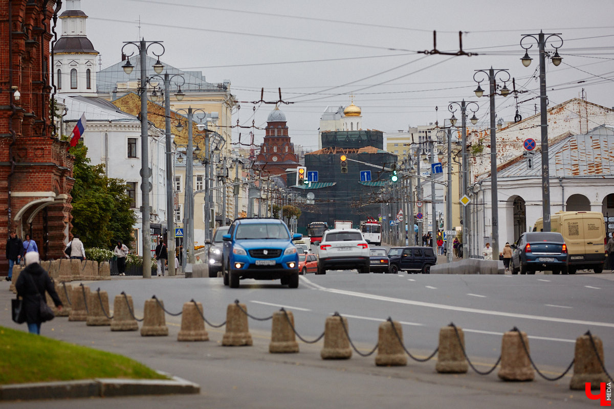 Спустя два года реставрации Золотые ворота наконец-то вновь показали себя, хоть и частично. Зеленую фасадную сетку, которая портила вид, сняли с купола, а также с верхней части памятника. Событие вызвало общественный резонанс и повлекло за собой ряд вопросов. Что смутило горожан, узнал «Ключ-Медиа».