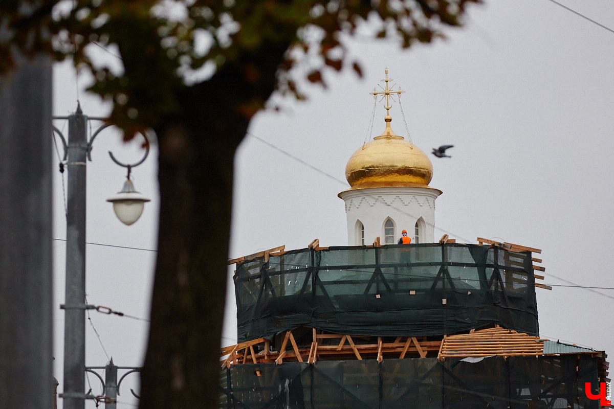 Спустя два года реставрации Золотые ворота наконец-то вновь показали себя, хоть и частично. Зеленую фасадную сетку, которая портила вид, сняли с купола, а также с верхней части памятника. Событие вызвало общественный резонанс и повлекло за собой ряд вопросов. Что смутило горожан, узнал «Ключ-Медиа».