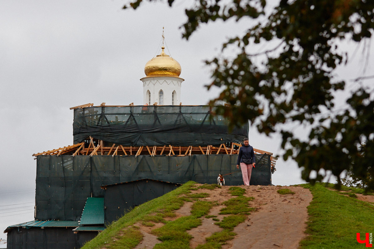 Спустя два года реставрации Золотые ворота наконец-то вновь показали себя, хоть и частично. Зеленую фасадную сетку, которая портила вид, сняли с купола, а также с верхней части памятника. Событие вызвало общественный резонанс и повлекло за собой ряд вопросов. Что смутило горожан, узнал «Ключ-Медиа».