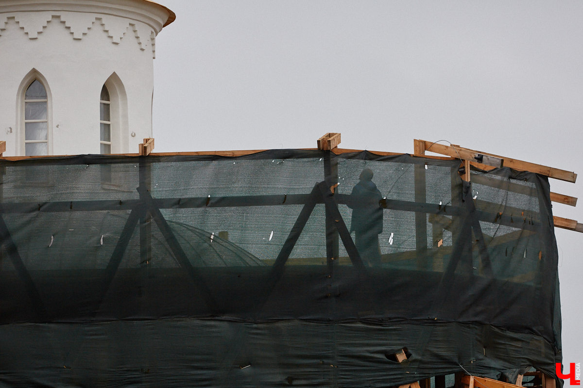 Спустя два года реставрации Золотые ворота наконец-то вновь показали себя, хоть и частично. Зеленую фасадную сетку, которая портила вид, сняли с купола, а также с верхней части памятника. Событие вызвало общественный резонанс и повлекло за собой ряд вопросов. Что смутило горожан, узнал «Ключ-Медиа».