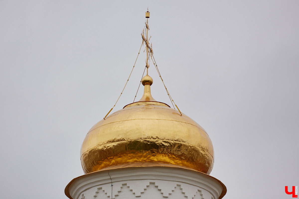 Спустя два года реставрации Золотые ворота наконец-то вновь показали себя, хоть и частично. Зеленую фасадную сетку, которая портила вид, сняли с купола, а также с верхней части памятника. Событие вызвало общественный резонанс и повлекло за собой ряд вопросов. Что смутило горожан, узнал «Ключ-Медиа».