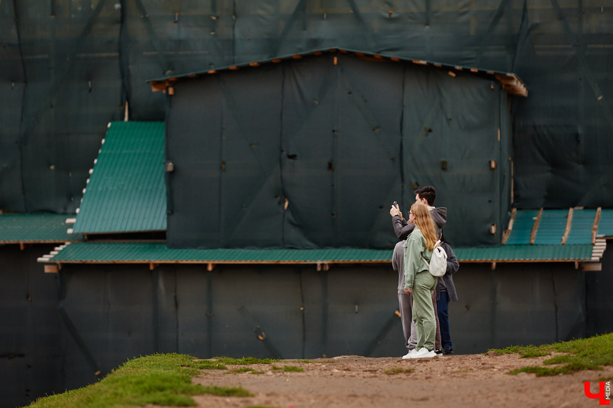 Спустя два года реставрации Золотые ворота наконец-то вновь показали себя, хоть и частично. Зеленую фасадную сетку, которая портила вид, сняли с купола, а также с верхней части памятника. Событие вызвало общественный резонанс и повлекло за собой ряд вопросов. Что смутило горожан, узнал «Ключ-Медиа».