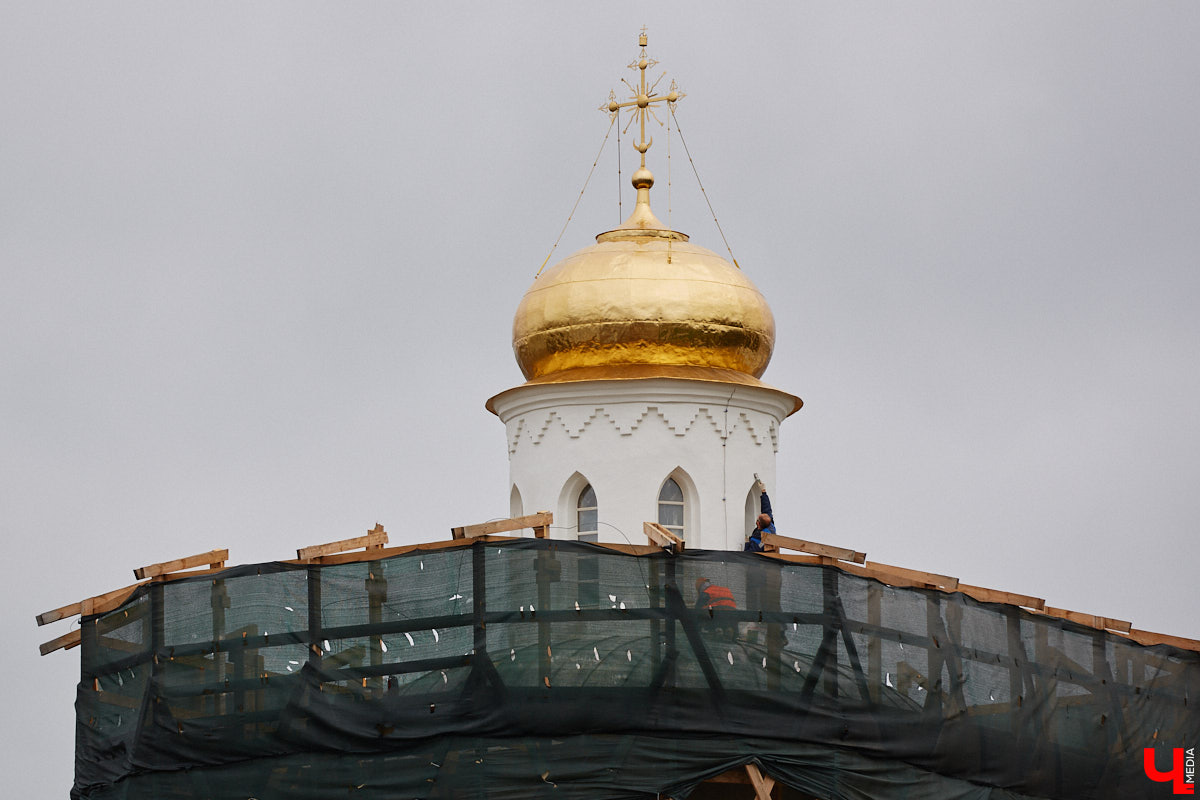 Спустя два года реставрации Золотые ворота наконец-то вновь показали себя, хоть и частично. Зеленую фасадную сетку, которая портила вид, сняли с купола, а также с верхней части памятника. Событие вызвало общественный резонанс и повлекло за собой ряд вопросов. Что смутило горожан, узнал «Ключ-Медиа».