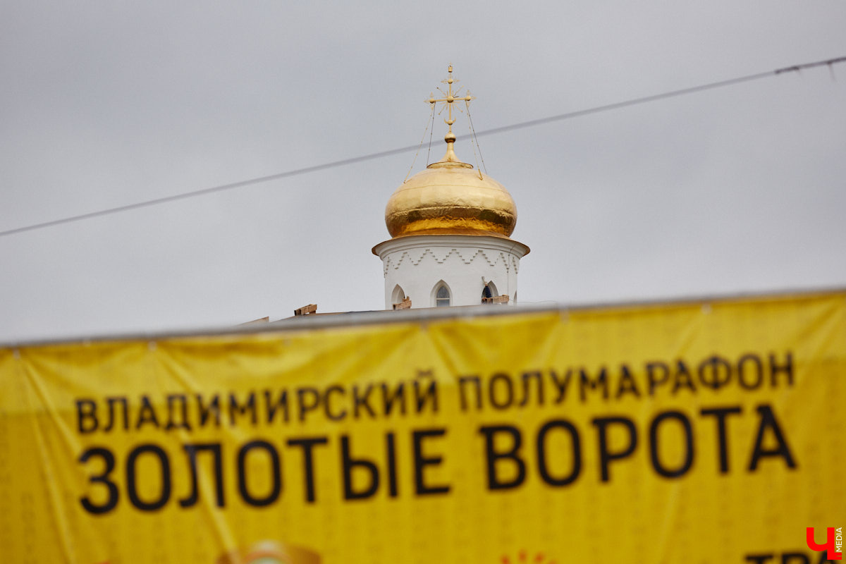 Спустя два года реставрации Золотые ворота наконец-то вновь показали себя, хоть и частично. Зеленую фасадную сетку, которая портила вид, сняли с купола, а также с верхней части памятника. Событие вызвало общественный резонанс и повлекло за собой ряд вопросов. Что смутило горожан, узнал «Ключ-Медиа».