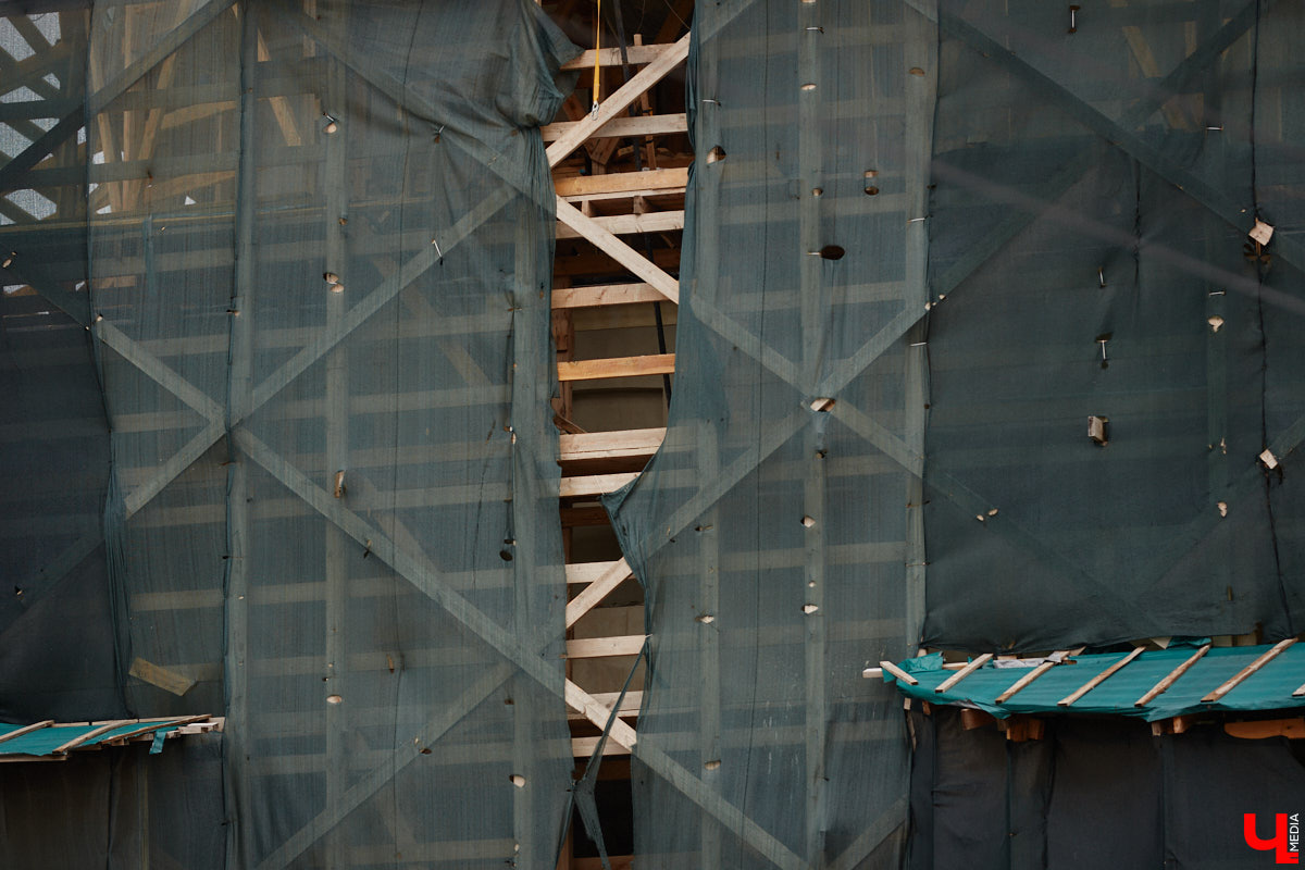 Спустя два года реставрации Золотые ворота наконец-то вновь показали себя, хоть и частично. Зеленую фасадную сетку, которая портила вид, сняли с купола, а также с верхней части памятника. Событие вызвало общественный резонанс и повлекло за собой ряд вопросов. Что смутило горожан, узнал «Ключ-Медиа».