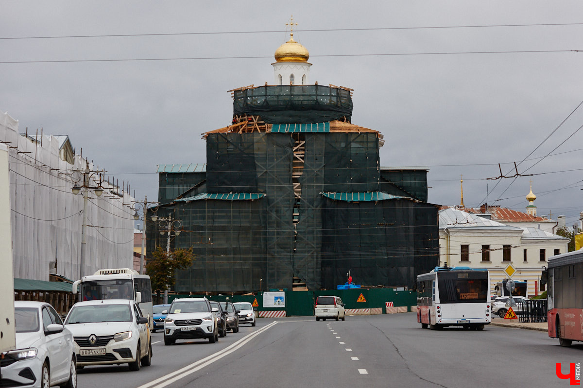 Спустя два года реставрации Золотые ворота наконец-то вновь показали себя, хоть и частично. Зеленую фасадную сетку, которая портила вид, сняли с купола, а также с верхней части памятника. Событие вызвало общественный резонанс и повлекло за собой ряд вопросов. Что смутило горожан, узнал «Ключ-Медиа».