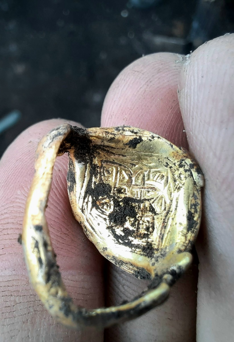 Во Владимирской области есть возможность копнуть в прошлое, причем в прямом смысле этого слова. Земля хранит массу ценных предметов, позволяющих порой по-новому взглянуть на быт, культуру и традиции предков. Этот год оказался богат на археологические находки. Рассказываем, что же удалось обнаружить на глубине за последнее время.