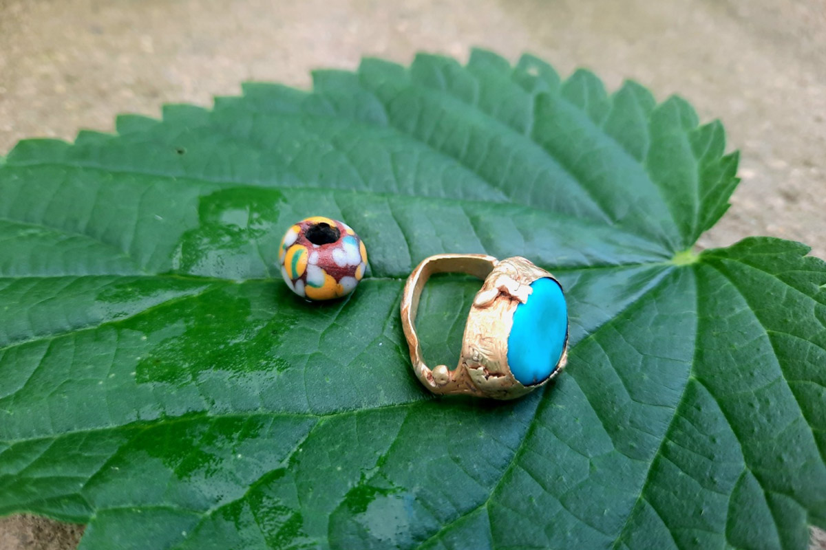 Во Владимирской области есть возможность копнуть в прошлое, причем в прямом смысле этого слова. Земля хранит массу ценных предметов, позволяющих порой по-новому взглянуть на быт, культуру и традиции предков. Этот год оказался богат на археологические находки. Рассказываем, что же удалось обнаружить на глубине за последнее время.