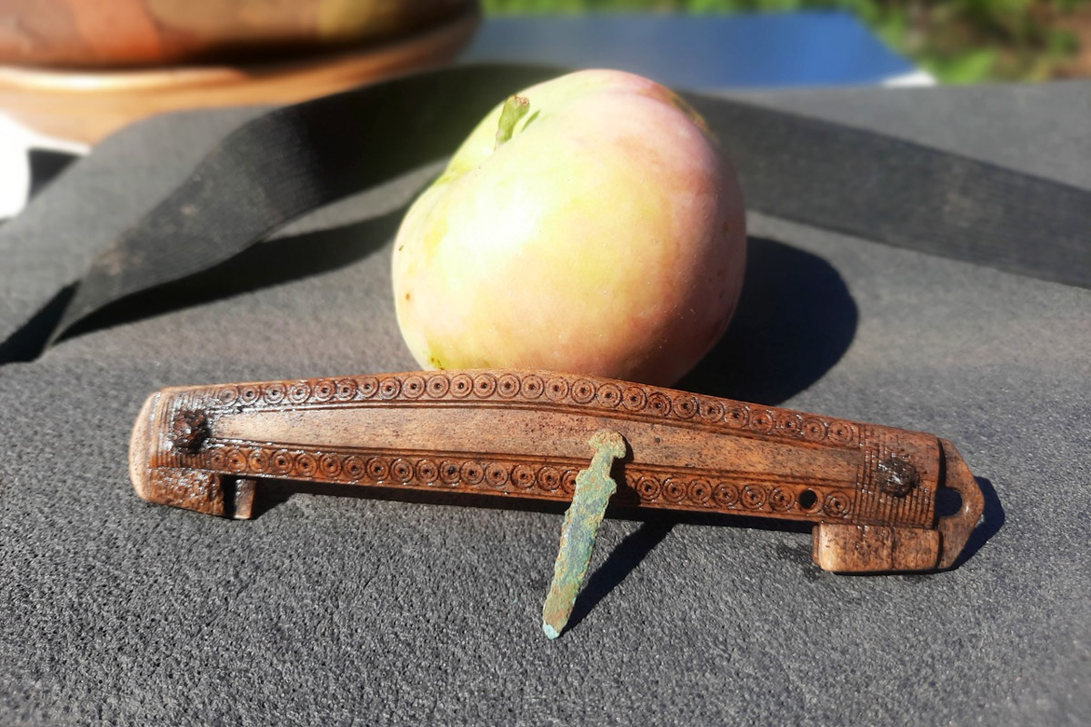 Во Владимирской области есть возможность копнуть в прошлое, причем в прямом смысле этого слова. Земля хранит массу ценных предметов, позволяющих порой по-новому взглянуть на быт, культуру и традиции предков. Этот год оказался богат на археологические находки. Рассказываем, что же удалось обнаружить на глубине за последнее время.