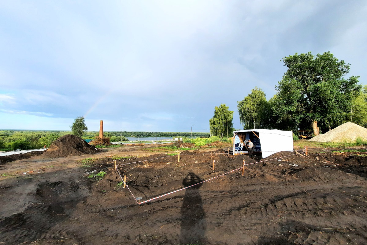 Во Владимирской области есть возможность копнуть в прошлое, причем в прямом смысле этого слова. Земля хранит массу ценных предметов, позволяющих порой по-новому взглянуть на быт, культуру и традиции предков. Этот год оказался богат на археологические находки. Рассказываем, что же удалось обнаружить на глубине за последнее время.