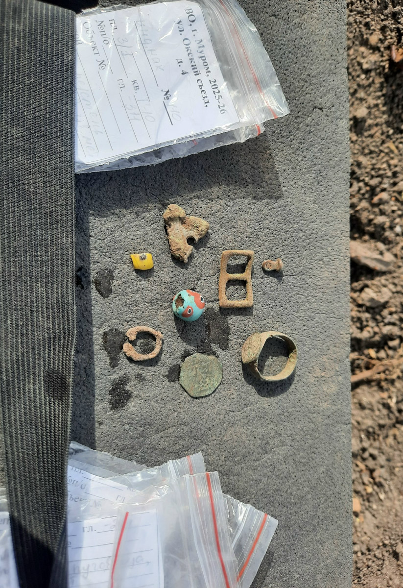 Во Владимирской области есть возможность копнуть в прошлое, причем в прямом смысле этого слова. Земля хранит массу ценных предметов, позволяющих порой по-новому взглянуть на быт, культуру и традиции предков. Этот год оказался богат на археологические находки. Рассказываем, что же удалось обнаружить на глубине за последнее время.