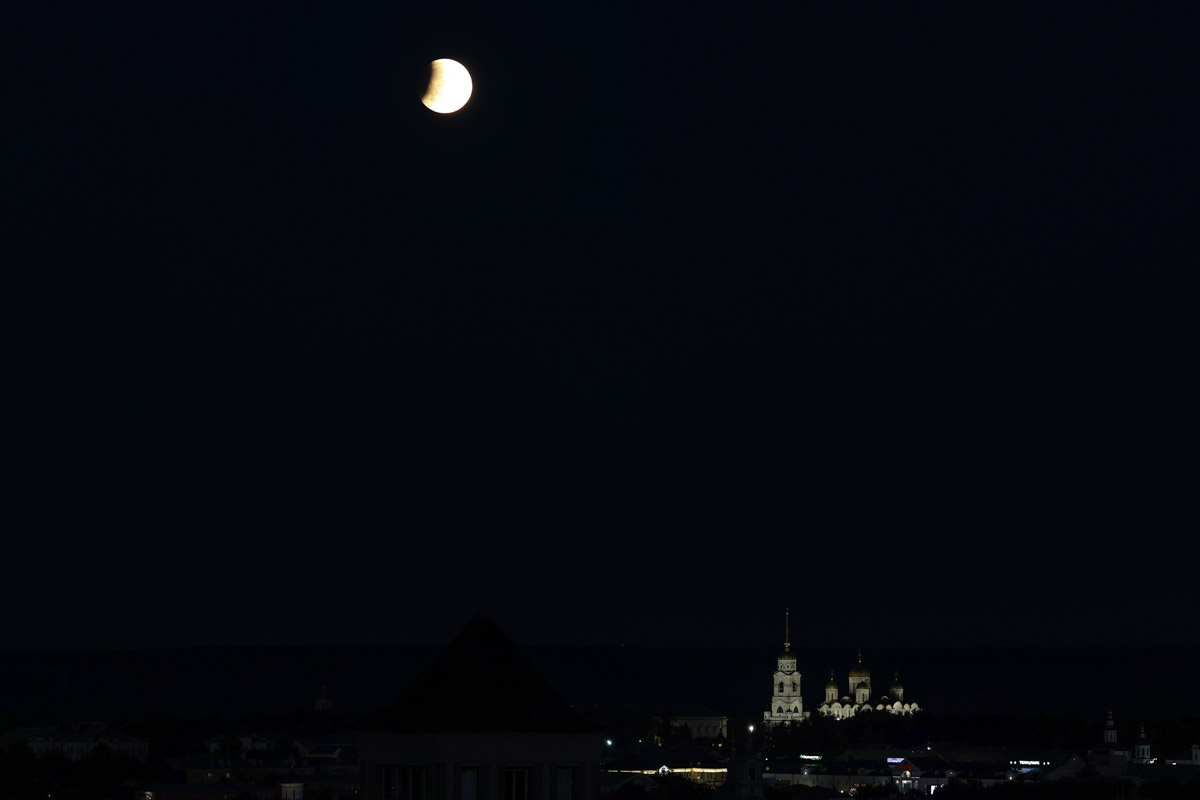 Жители Владимирской области стали свидетелями уникального природного явления — полного лунного затмения. Наблюдать за тем, как тень Земли скрывает ночное светило, можно было практически отовсюду. А потому столь редкое астрономическое событие вызвало ажиотаж среди фотографов и любителей науки о небесных телах и Вселенной. «Ключ-Медиа» собрал самые эффектные снимки.