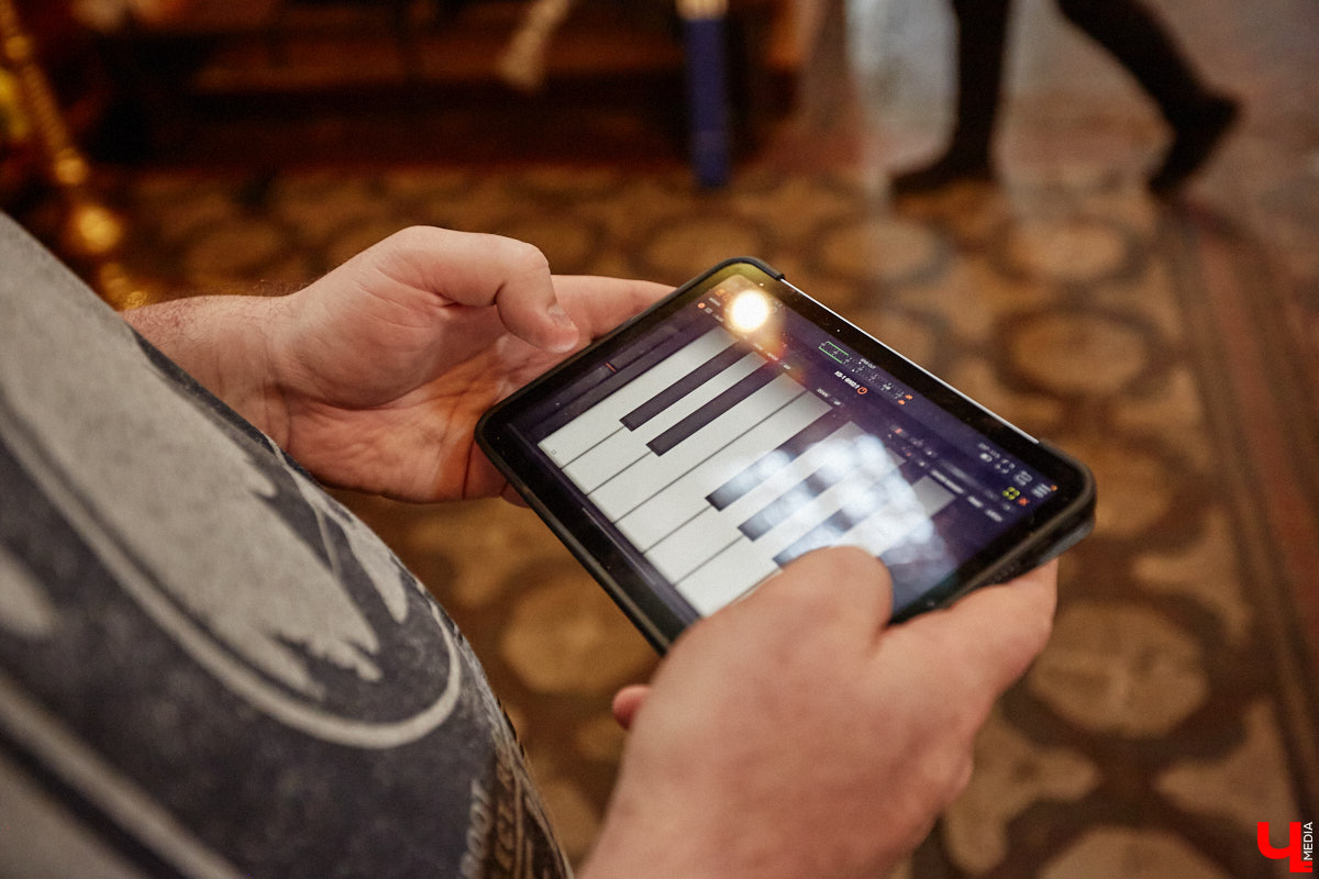 Владимирские музыканты завершили работу над экспериментальным произведением «Звуки камня», чествующим монументальность белого камня. Композиция стала частью первого городского стоунфеста. Ее авторы мечтают о том, что когда-нибудь она пополнит репертуар поющего фонтана на Театральной площади или зазвучит в арке Золотых ворот.