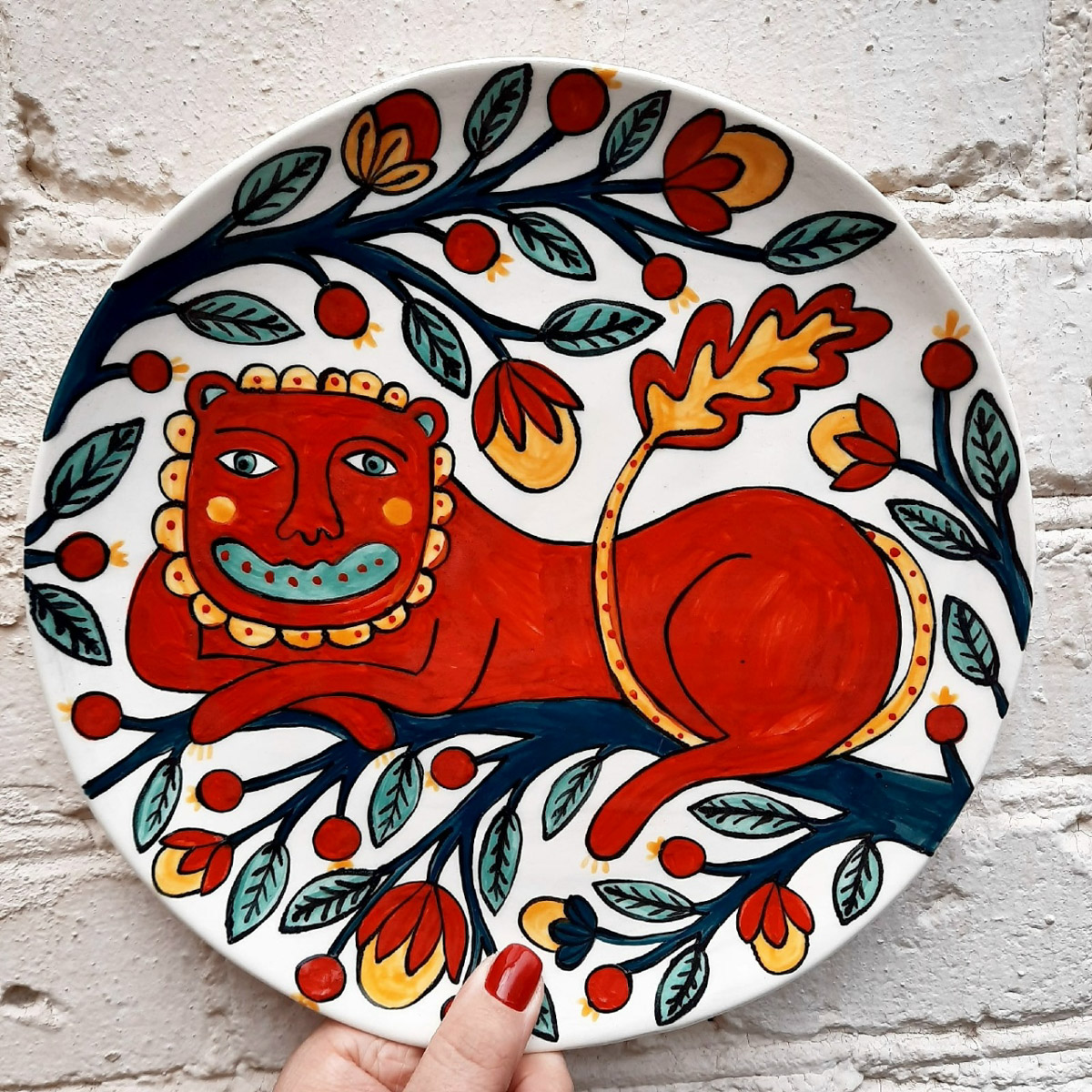 Местные символы и образы служат вдохновением как для корпораций, так и для локальных дизайнеров. Они стараются подчеркнуть самобытность в вещах, позволяя через них прикоснуться к культурному наследию. Результатом творческого процесса становятся единичные изделия и дропы с региональным колоритом. О них сегодня и пойдет речь.