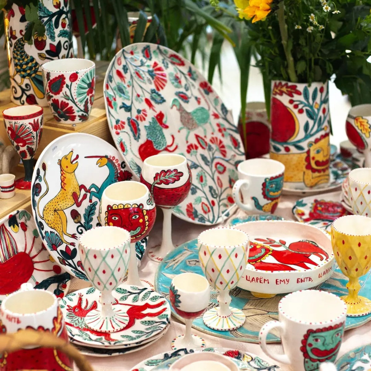 Местные символы и образы служат вдохновением как для корпораций, так и для локальных дизайнеров. Они стараются подчеркнуть самобытность в вещах, позволяя через них прикоснуться к культурному наследию. Результатом творческого процесса становятся единичные изделия и дропы с региональным колоритом. О них сегодня и пойдет речь.