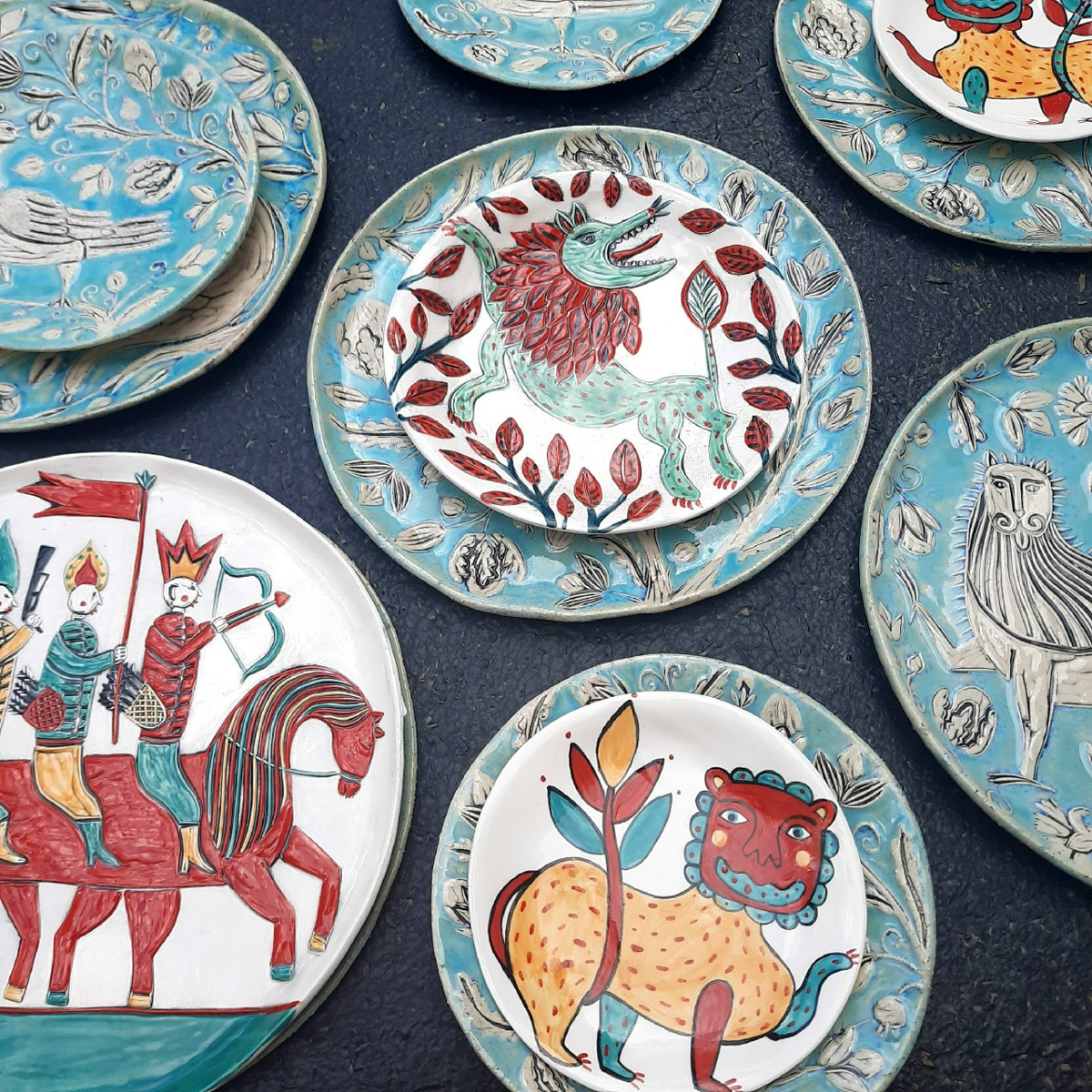 Местные символы и образы служат вдохновением как для корпораций, так и для локальных дизайнеров. Они стараются подчеркнуть самобытность в вещах, позволяя через них прикоснуться к культурному наследию. Результатом творческого процесса становятся единичные изделия и дропы с региональным колоритом. О них сегодня и пойдет речь.