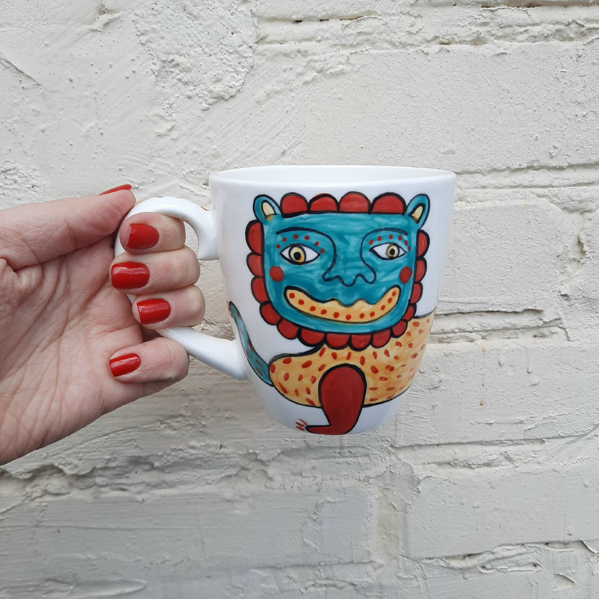 Местные символы и образы служат вдохновением как для корпораций, так и для локальных дизайнеров. Они стараются подчеркнуть самобытность в вещах, позволяя через них прикоснуться к культурному наследию. Результатом творческого процесса становятся единичные изделия и дропы с региональным колоритом. О них сегодня и пойдет речь.