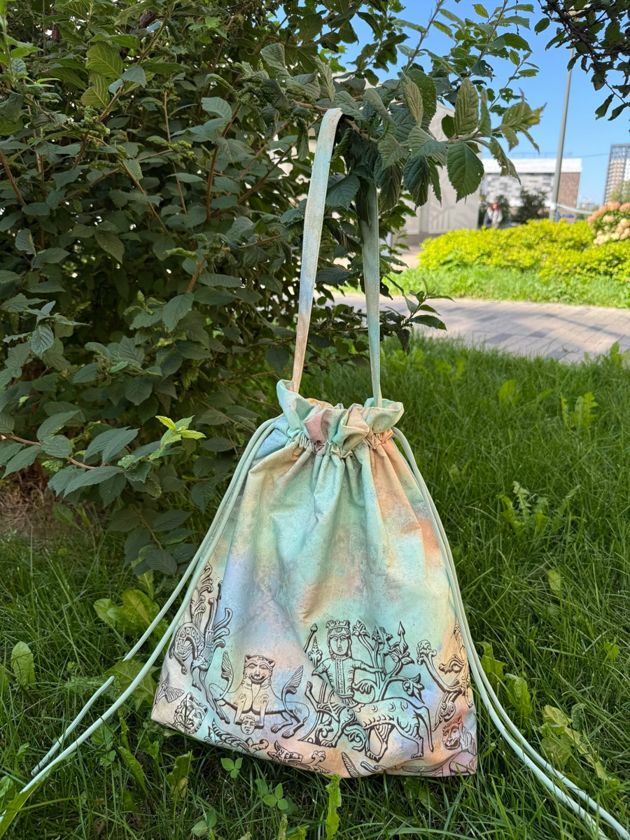 Местные символы и образы служат вдохновением как для корпораций, так и для локальных дизайнеров. Они стараются подчеркнуть самобытность в вещах, позволяя через них прикоснуться к культурному наследию. Результатом творческого процесса становятся единичные изделия и дропы с региональным колоритом. О них сегодня и пойдет речь.